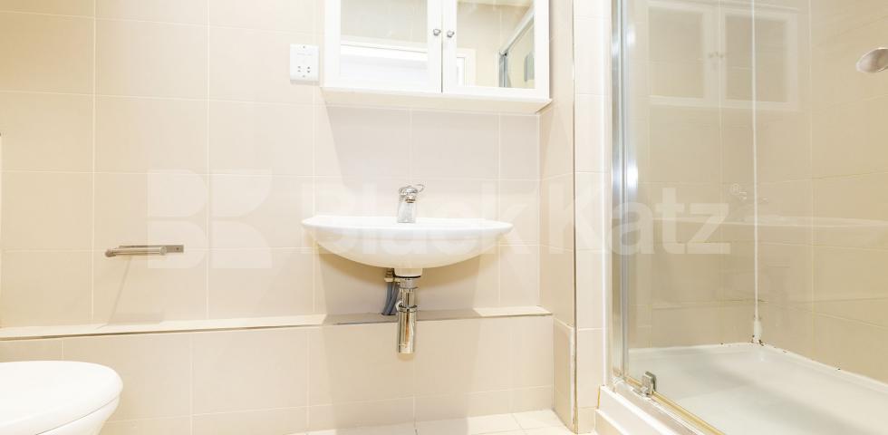 			LUXURY TWO BED TWO BATH  MINUTES TO TUBE!, 2 Bedroom, 2 bath, 1 reception Flat			 Kings Terrace, CAMDEN